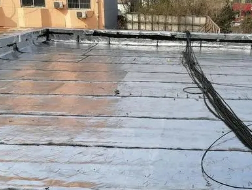 朗县卫生间漏水维修公司分享下朗县屋面楼顶防水刚性防水层施工要点。